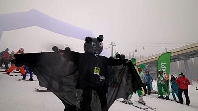 شاهد: عشاق التزلج يشاركون في كرنفال شيريجيش في روسيا
