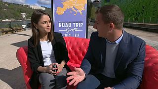 Предвыборное путешествие по Европе: красный диван в Лионе