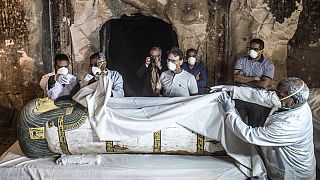 Mısır'da ilk kez canlı yayında açılan mumya lahitinden altın ve değerli eşyalar çıktı