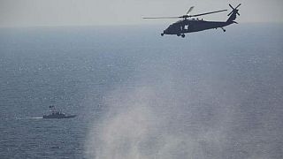 پرواز هلی‌کوپتر آمریکایی در نزدیکی یک قایق تندروی سپاه در خلیج فارس