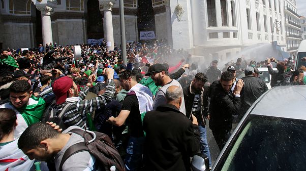 Algeria: nominato il nuovo presidente ad interim tra le proteste in strada Algeria: nominato il nuovo presidente ad interim tra le proteste in strada