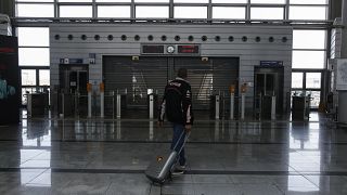 Η γερμανική αστυνομία μπλόκαρε 6,500 πρόσφυγες στα ελληνικά αεροδρόμια