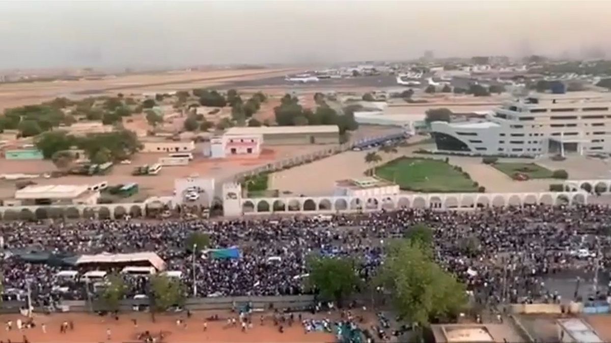 Szudán: Fordulat a tüntetéseken, összecsaptak a belbiztonságiak a katonákkal