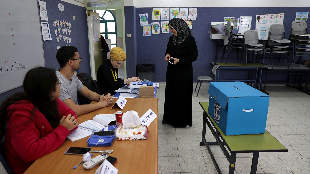 نتنياهو يرسل مراقبين مزودين بكاميرات مخفية إلى مراكز اقتراع بمناطق عربية