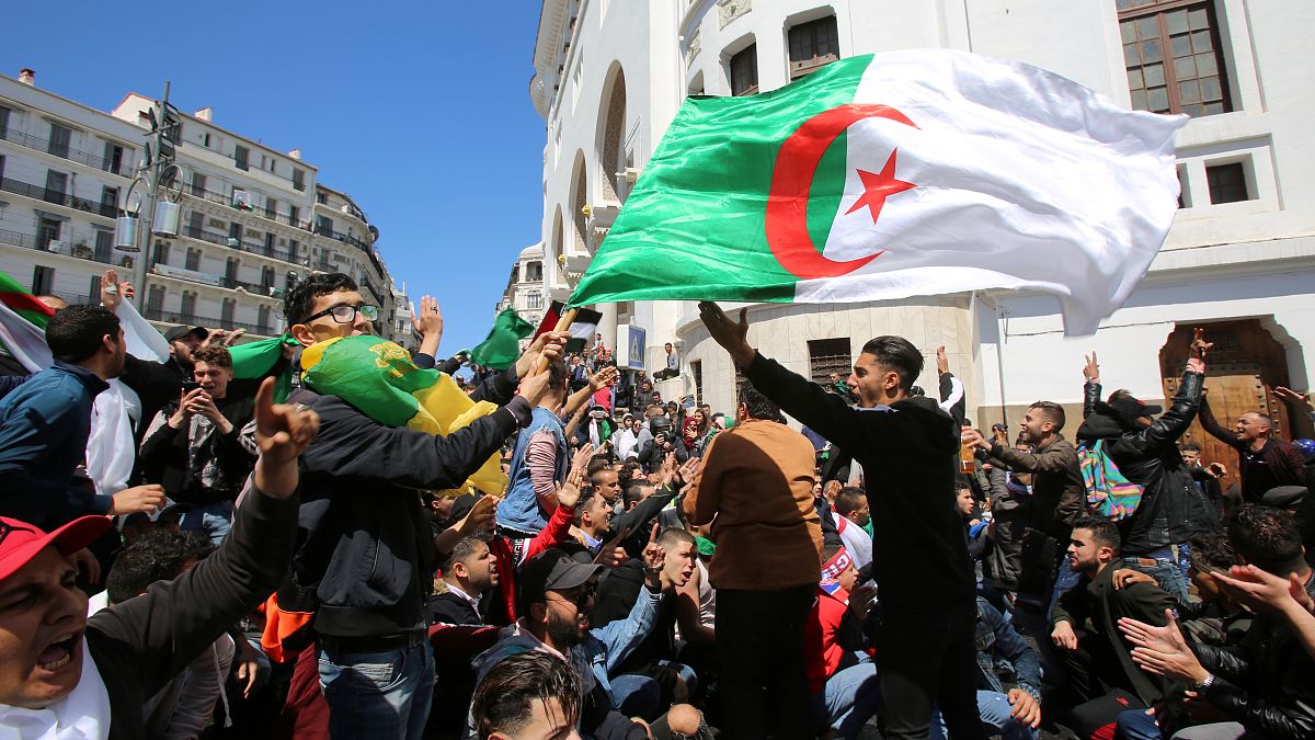 Protestos contra presidente interino na Argélia