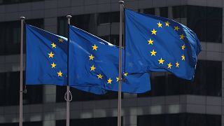 علم الاتحاد الأوروبي أمام مقر المفوضية الأوروبية في بروكسل