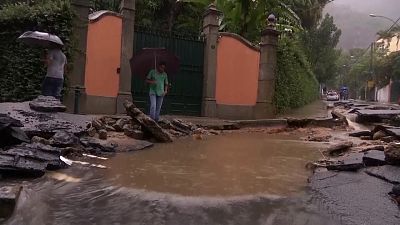 فيديو لفيضانات ريو دي جانيرو التي أدت إلى مقتل 10 أشخاص على الأقل