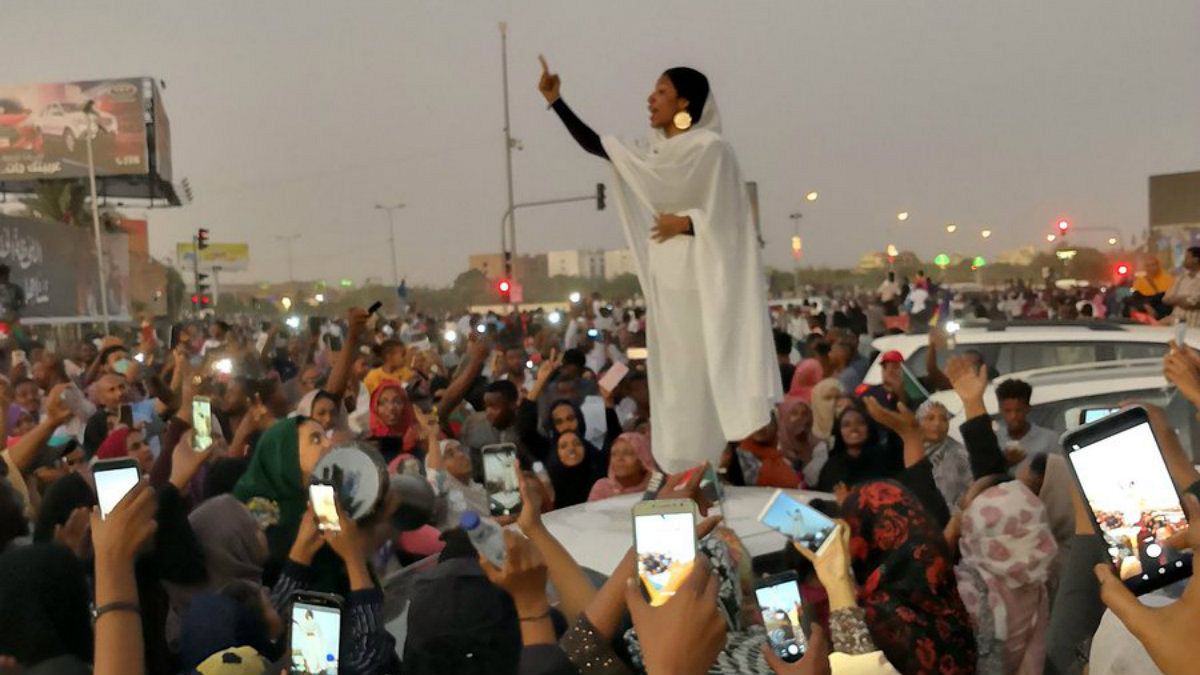 زن معترض سودانی که به نماد اعتراضات تبدیل شد