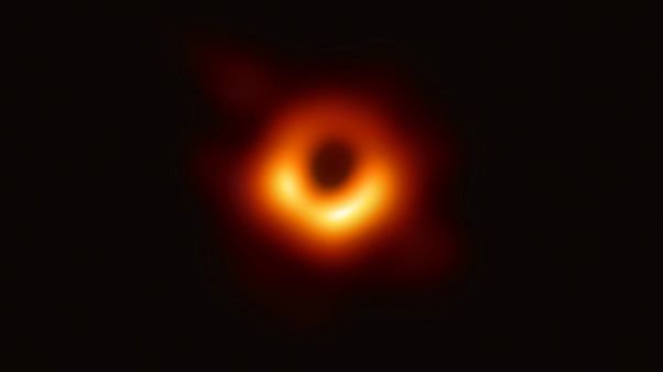 Scattata foto del secolo: è la prima immagine di un buco nero Scattata foto del secolo: è la prima immagine di un buco nero