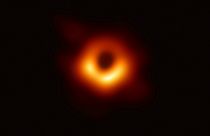 Primeira foto de um buraco negro confirma Einstein