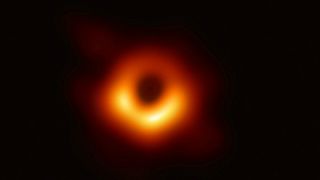 نخستین عکس یک سیاه‌چاله نمایش داده شد