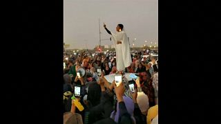 "صوت المرأة .. ثورة" .. النساء يُلهبْن ميادين السودان والجزائر
