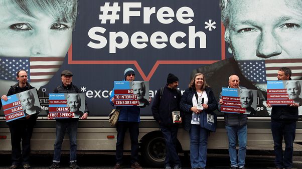 Supporters de Julian Assange devant l'ambassade d'Equateur à Londres Supporters de Julian Assange devant l'ambassade d'Equateur à Londres