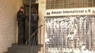 عنصران من الشرطة الألمانية أمام مقر منظمة أنصار الدولية