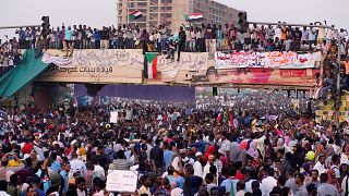 Sudan'da göstericiler El Beşir'in istifasını istiyor