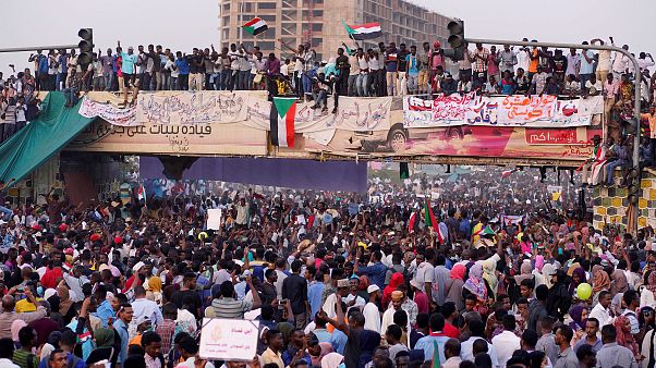 Sudan'da göstericiler El Beşir'in istifasını istiyor Sudan'da göstericiler El Beşir'in istifasını istiyor