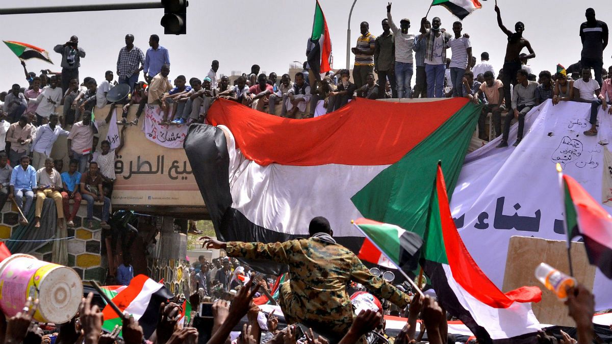 حکومت عمر البشیر سقوط کرد؛ اعلام مقرارت منع آمد و شد از سوی ارتش سودان