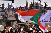 حکومت عمر البشیر سقوط کرد؛ اعلام مقرارت منع آمد و شد از سوی ارتش سودان