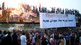 أنباء عن اعتقالات في صفوف الحزب الحاكم في السودان وحصار القصر الرئاسي