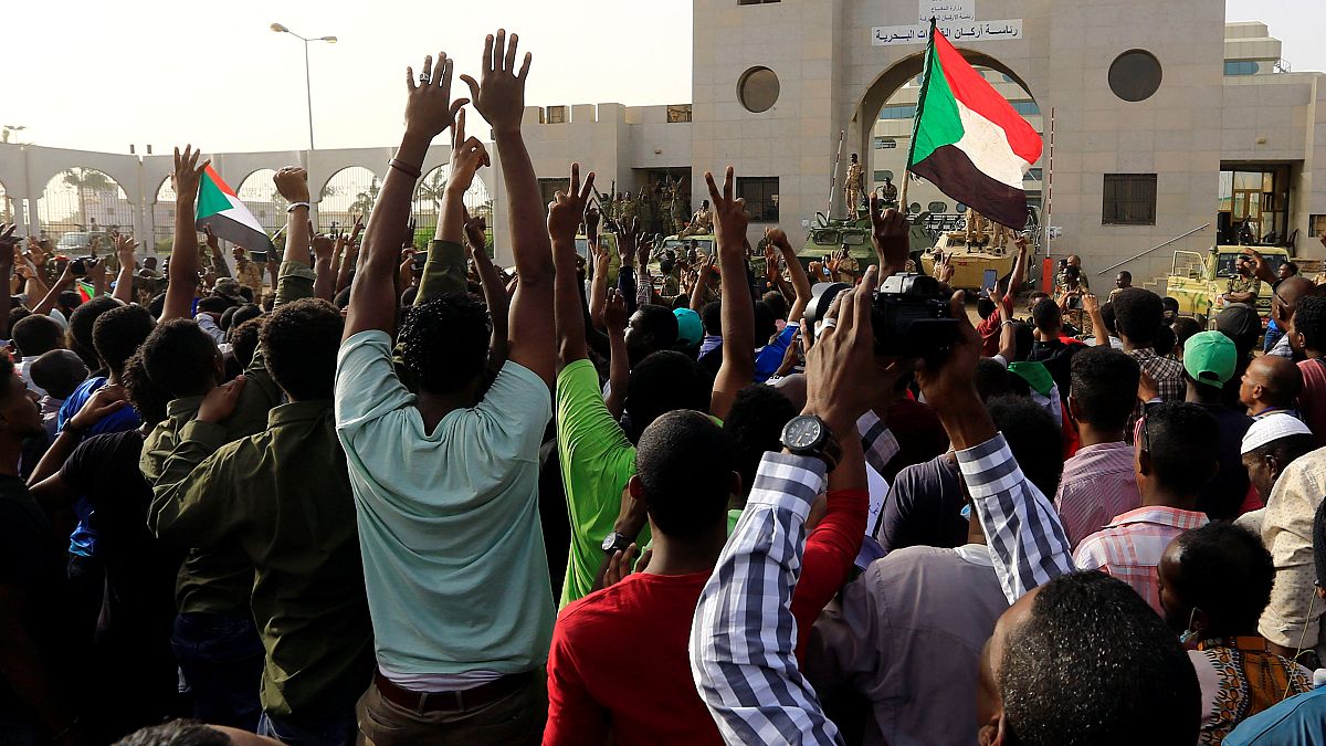 Sudaneses celebran la caída del presidente Al Bashir