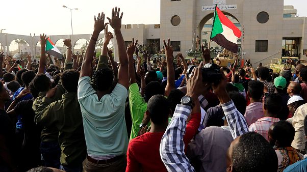Sudaneses celebran la caída del presidente Al Bashir Sudaneses celebran la caída del presidente Al Bashir