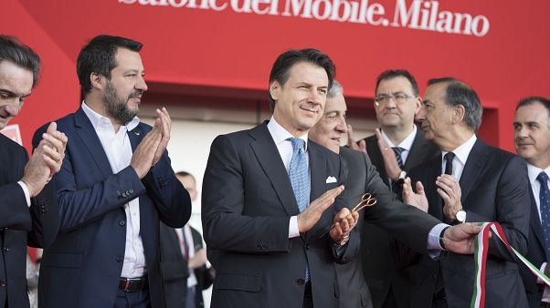 Salone del mobile, solo uomini al taglio del nastro: "Le donne fanno da arredamento" Salone del mobile, solo uomini al taglio del nastro: "Le donne fanno da arredamento"