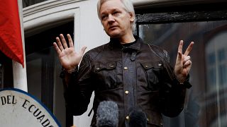 Assange detenido por la Policía británica