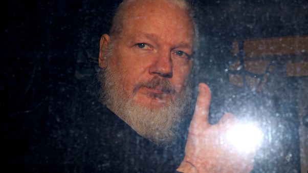 Wikileaks, arrestato a Londra Julian Assange Wikileaks, arrestato a Londra Julian Assange