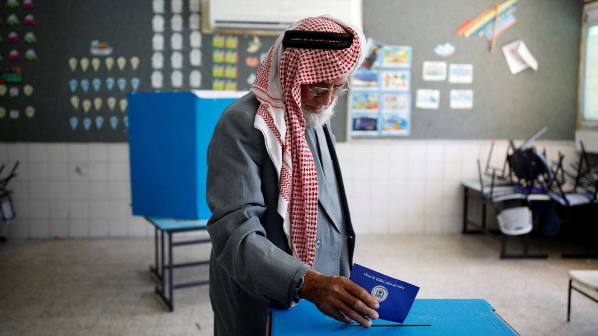 عربي يدلي بصوته في الانتخابات البرلمانية الإسرائيلية