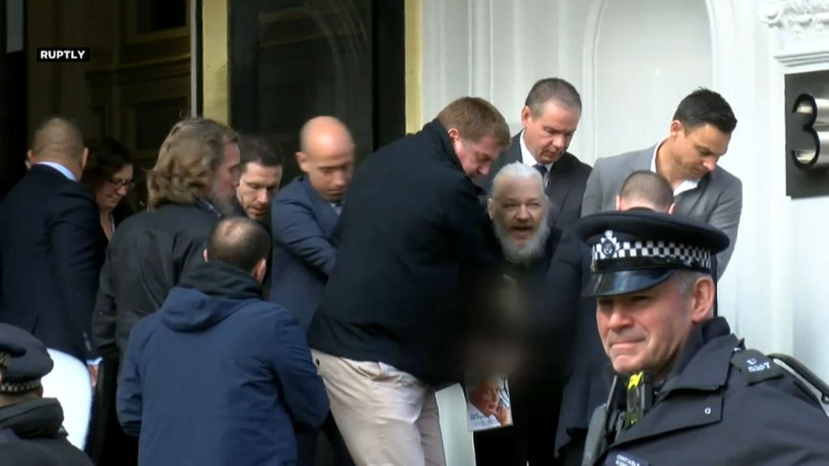 Julian Assange detenido por la policía en Londres 