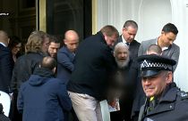 Julian Assange retirado da embaixada do Equador e detido em Londres