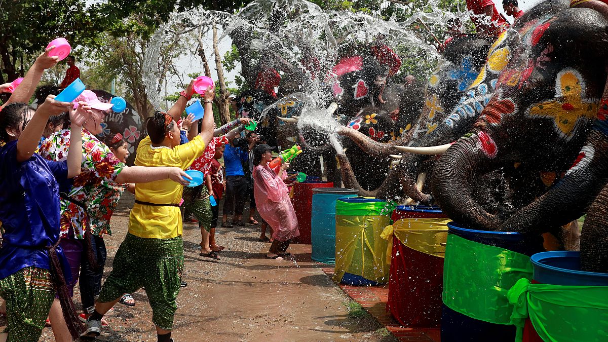 Tayland yeni yıla rengarenk fil ve insanların su savaşıyla girdi