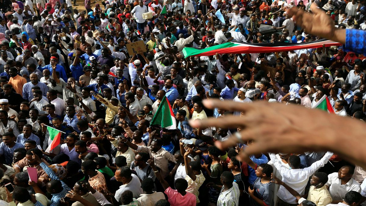 احتفالات عارمة في السودان ابتهاجاً بـ"تنحي" البشير وأنباء عن إطلاق سراح المعتقلين