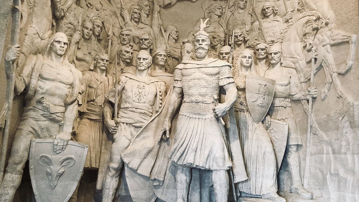 Arnavutların tarihte kahraman olarak gördüğü İskender Bey (ortada), Kruja 