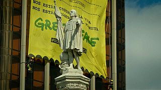Greenpeace despliega una gran pancarta amarilla en las Torres de Colón