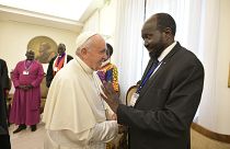 Papa Francis barış için Güney Sudanlı liderlerin ayağını öptü