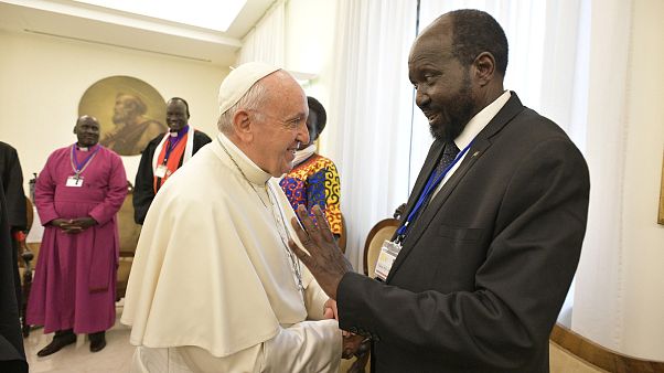 Papa Francis barış için Güney Sudanlı liderlerin ayağını öptü Papa Francis barış için Güney Sudanlı liderlerin ayağını öptü