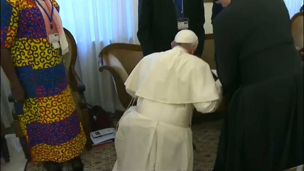 البابا قبل أقدام الزعماء الذين حضروا الاجتماع 