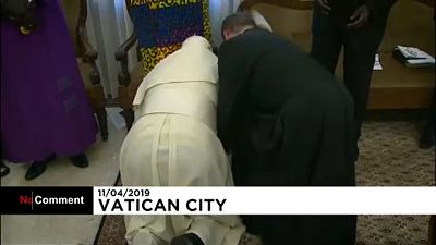 Lábat csókolt a pápa a békéért