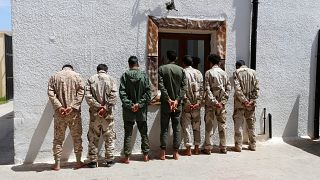 جنود من قوات شرق ليبيا بعد أسرهم في عين زارة الليبية