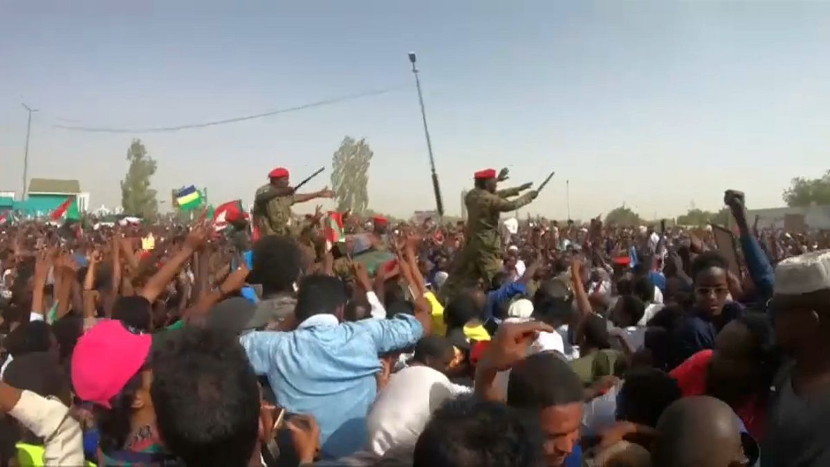 Sudan halkı askeri darbe sonrası sivil yönetim için protestolarını devam ettiriyor