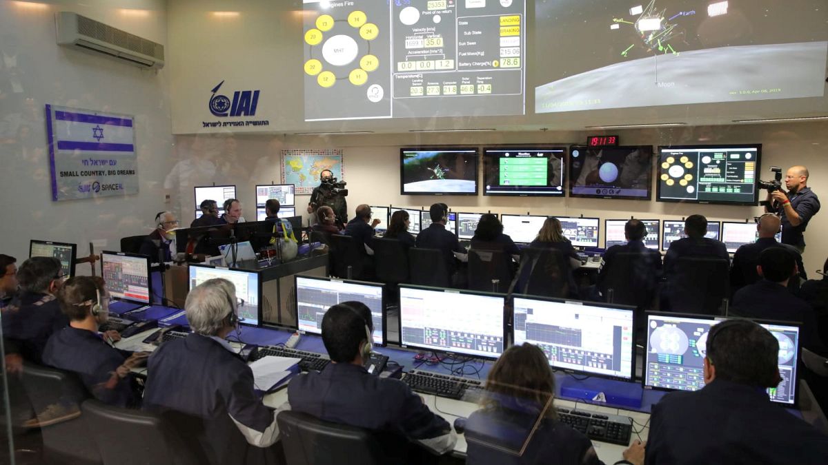 طاقم مركبة بيريشيت الفضائية الإسرائيلية متابعاً عملية الهبوط 