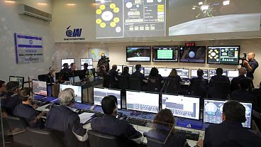 طاقم مركبة بيريشيت الفضائية الإسرائيلية متابعاً عملية الهبوط