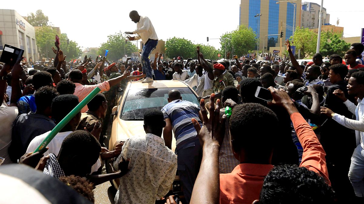 Sudan'da son durum: Ordu yönetimde, sivil iktidar isteyen halk sokakta