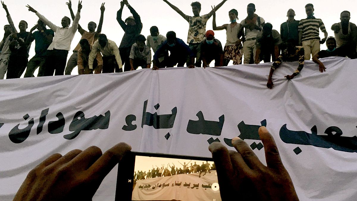 Weiter Unruhen im Sudan: Regierung aus Zivilisten gefordert