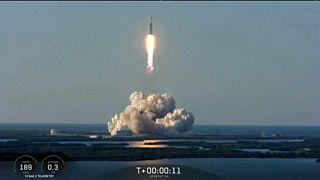 Foguetão Falcon Heavy leva satélite ao espaço