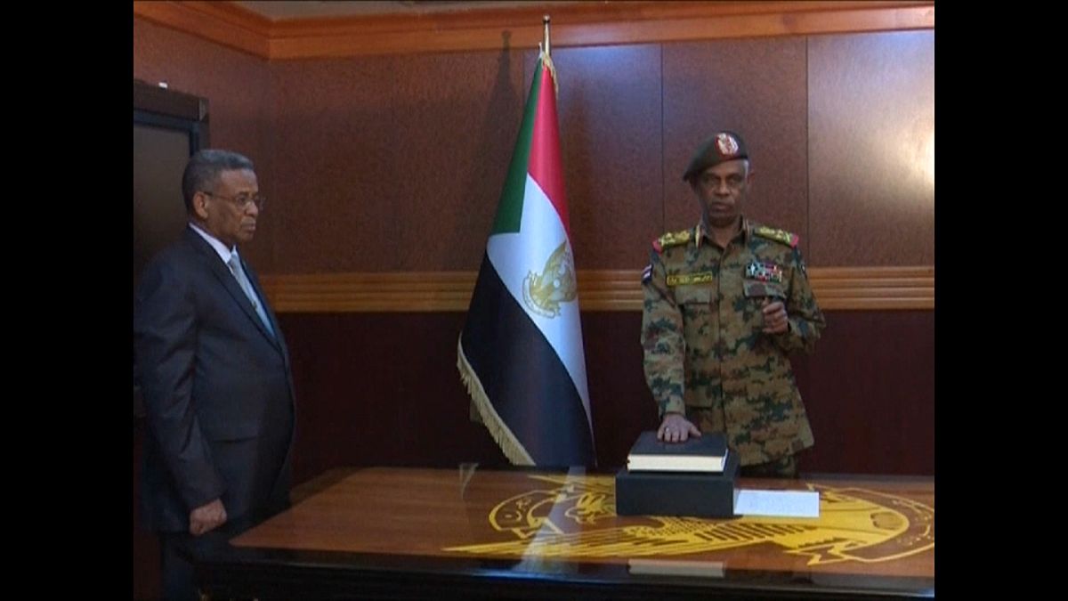 زعيم الانقلاب في السودان يؤدي اليمين والشارع إلى مزيد من الاحتقان