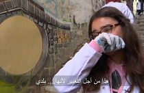 شابة جزائرية لم تستطع أن تحبس دموعها حين الحديث عما تقوم به