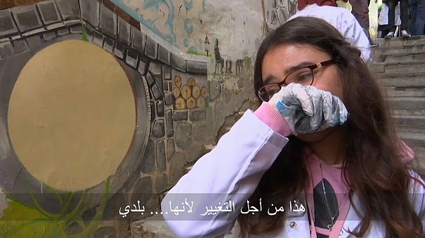 شابة جزائرية لم تستطع أن تحبس دموعها حين الحديث عما تقوم به شابة جزائرية لم تستطع أن تحبس دموعها حين الحديث عما تقوم به