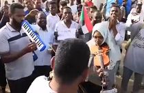 MIles de sudaneses siguen en la calle exigiendo democracia en Sudán